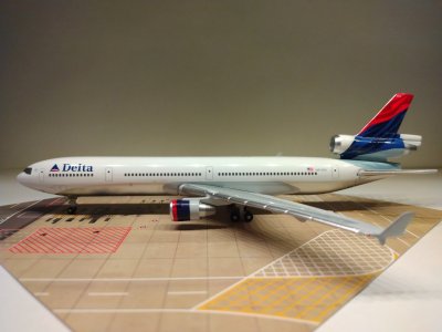 Delta MD-11 N813DE L.jpg