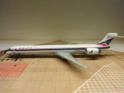 Delta MD-90-30 1982 N906DA L.jpg
