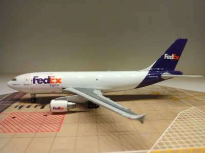 Federal Express A310-324F N802FD L.jpg