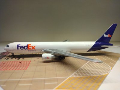 Federal Express B767-3S2FSCD N101FE L.jpg