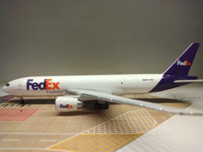 Federal Express B777-F28 N880FD L.jpg