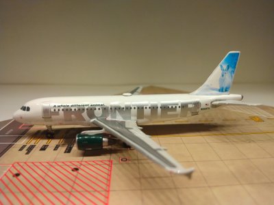 Frontier A319-111 N940FR L.jpg