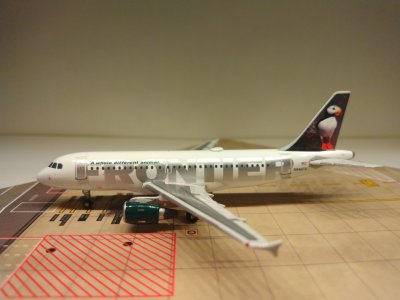 Frontier A319-111 N946FR L.jpg