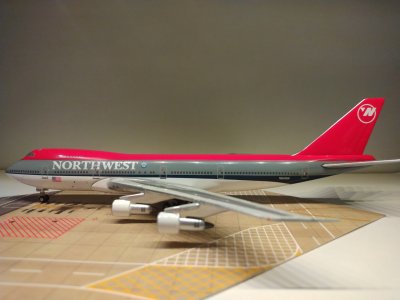 Northwest B747-212B 1989 N641NW L.jpg