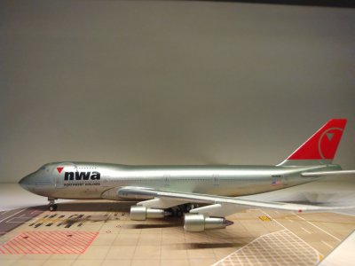 Northwest B747-251B 2003 N624US L.jpg