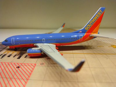 Southwest B737-7H4WL N477WN L.jpg