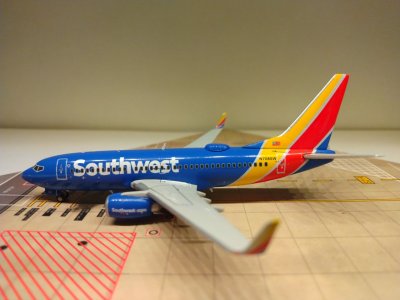 Southwest B737-7H4WL N708SW L.jpg