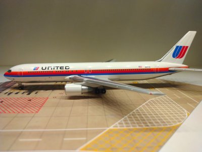 United B767-322ER 1988 N647UA L.jpg