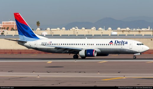 Delta 737-832 N3733Z 2000.jpg