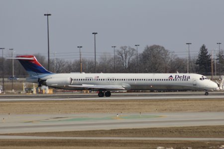 Delta MD-88 N923DL IND_20100306_N932DL_01.jpg