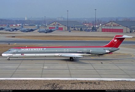 Northwest MD-80 N307RC 1989.jpg