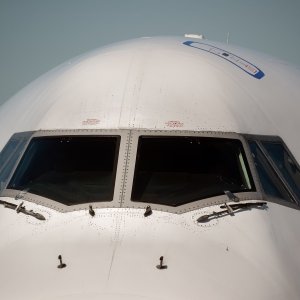 Boeing_747_Jumbo_front_cockpit_windows.jpg