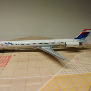 Delta MD-88 2000 N941DL L.jpg