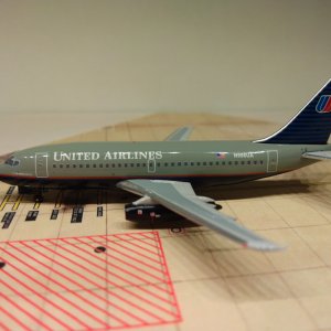 United 737-291A 1993 N998UA L.jpg