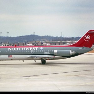 Northwest DC-9-14 1989 N3310L .jpg