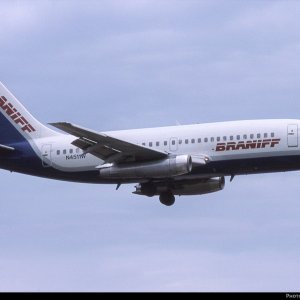 Braniff II 737-247 N4511W R.jpg