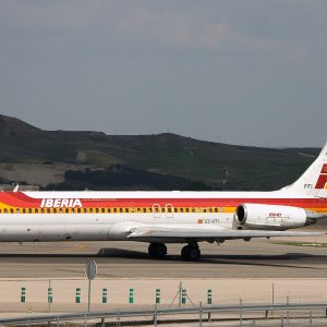 McDonnell_Douglas_MD-87_(DC-9-87)_-_Iberia_-_EC-FFI_-_LEMD.jpg