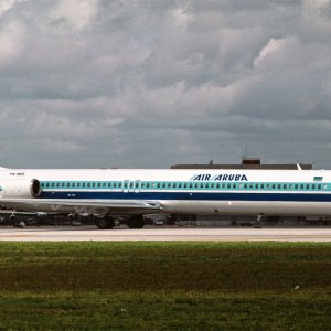 McDonnell-Douglas-MD-80-Air-Aruba (1).jpg