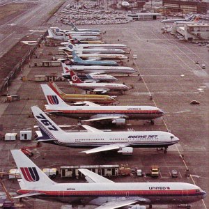 Boeing 767-222 United Airlines (Saul Bass Silver) 1982.jpg