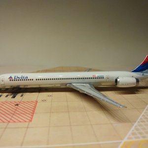 Delta MD-90-30 2000 N910DN L.jpg