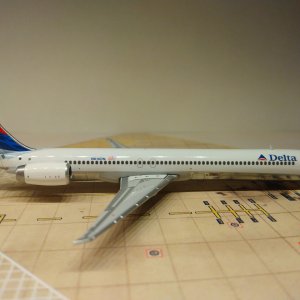 Delta MD-90-30 2000 N910DN R.jpg