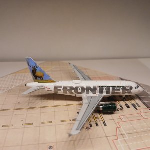 Frontier A318-111 N802FR R.jpg