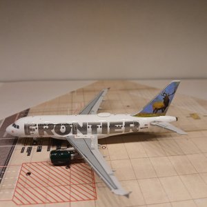 Frontier A318-111 N802FR L.jpg