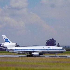 2 Icelandair DC-10 N1035F.JPG