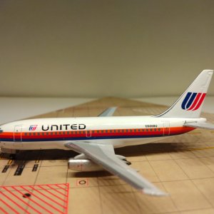 United B737-200 1988 N9068U L.jpg