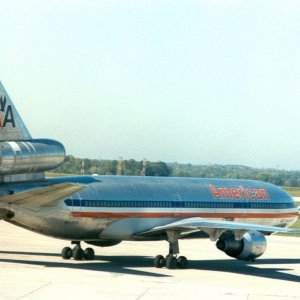 American DC-10-10 N118AA R IND_19851000_02.jpg