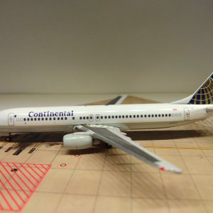 Continental B737-824 N12216 L.jpg