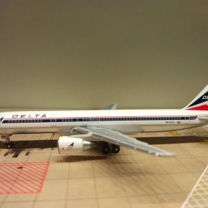 Delta B757-232 1980 N606DL L.jpg