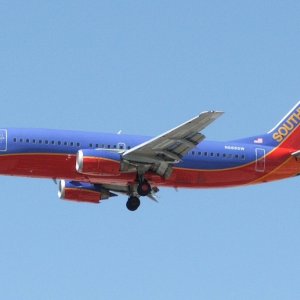 Southwest 737-3H4 N688SW LAS_051706_N686SW_01.jpg