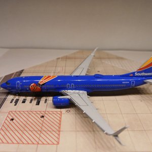 Southwest 737-8H4 N8681M L.jpg