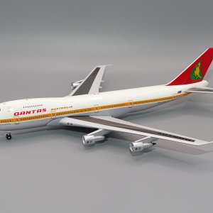 QF_B742_VH-EBM_01.JPG