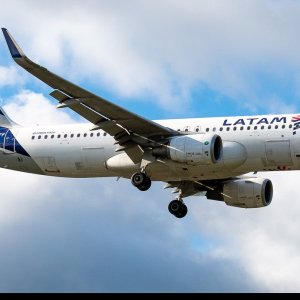 cc-bff-latam-airlines-chile-airbus-a320-214-wl_PlanespottersNet_1537166_43924aca9c_o.jpg