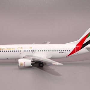 EK_B733_AP-BCD_03.JPG