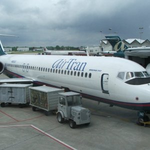 AirTran 717-200 2004 N892AT IND_20060514_01.jpg