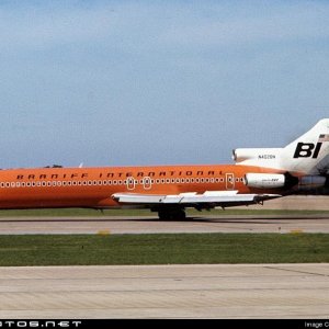 Braniff 727-200 1965 N402BN L.jpg