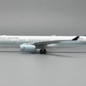 phoenix-models-04664-airbus-a330-300-cathay-pacific-b-hlw-f46-214387_0.jpg