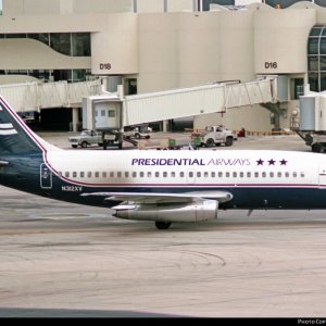 Presidential 737-200 N312XV.jpg