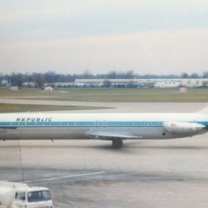 Republic DC-9-51 1968 N768NC IND_19841125_01.jpg