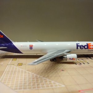 Federal Express B767-3S2FSCD N277FE R.jpg