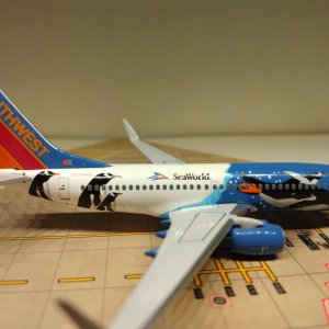 Southwest 737-7H4WL N280WN Penguin R.jpg