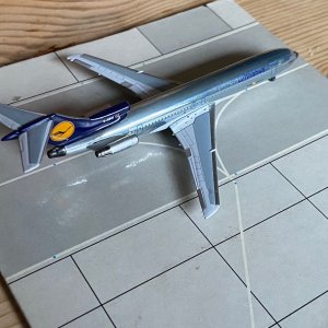 Aeroclassics LH B727-200 Chrome D-ABCI (3).jpg