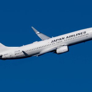 Japan_Airlines_Boeing_737-800_(JA348J)_at_Tokyo_Haneda_Airport.jpg