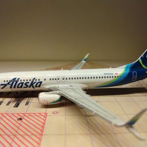 Alaska B737-890WL N565AS L.jpg