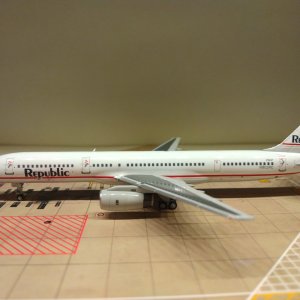 Republic B757-2S7 N602RC L.jpg