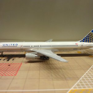 United B757-222 2010 N543UA L.jpg