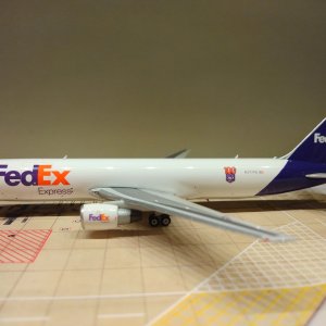 Federal Express B767-3S2FSCD N277FE L.jpg